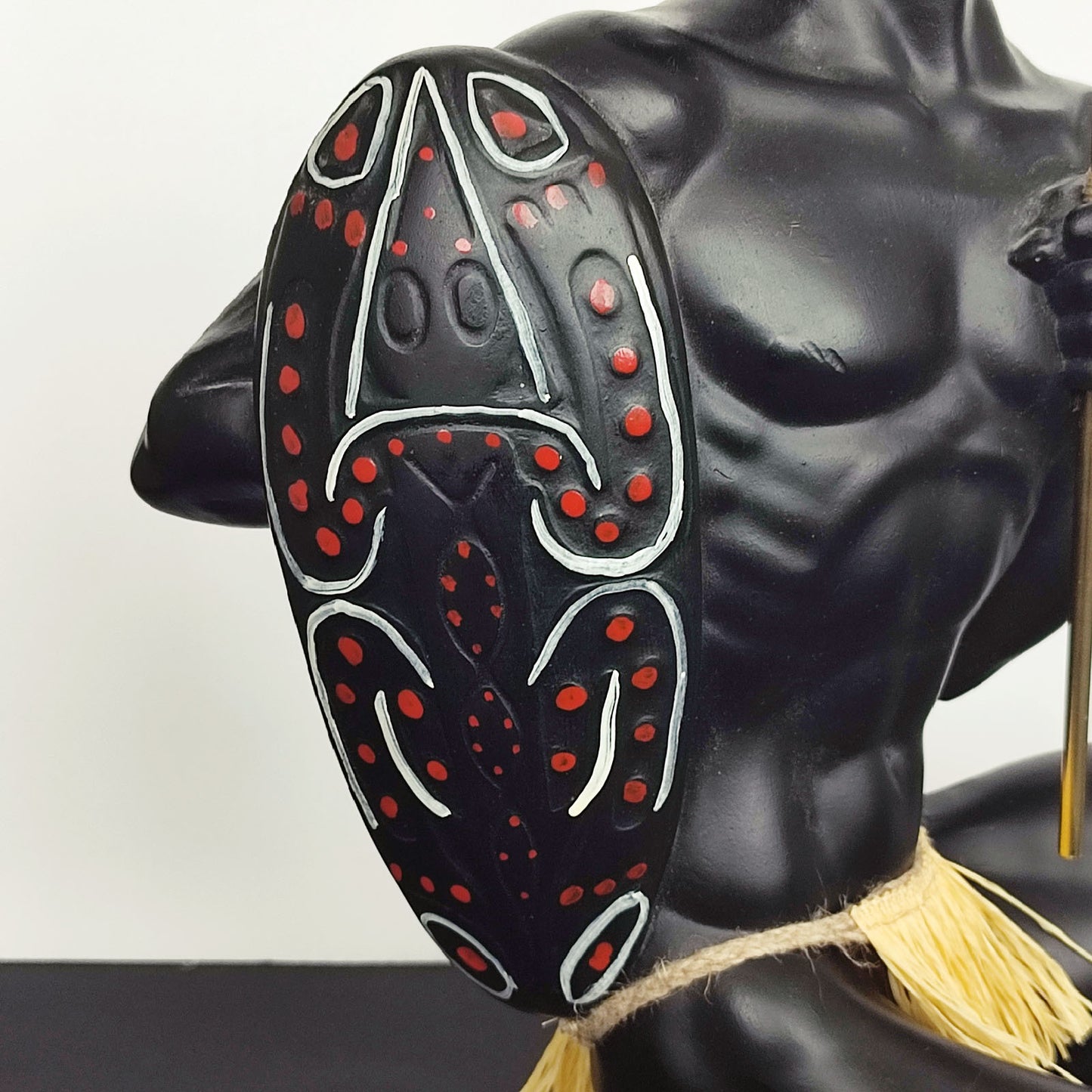 Figurină sculpturală războinic african cu scut pictat și suliță