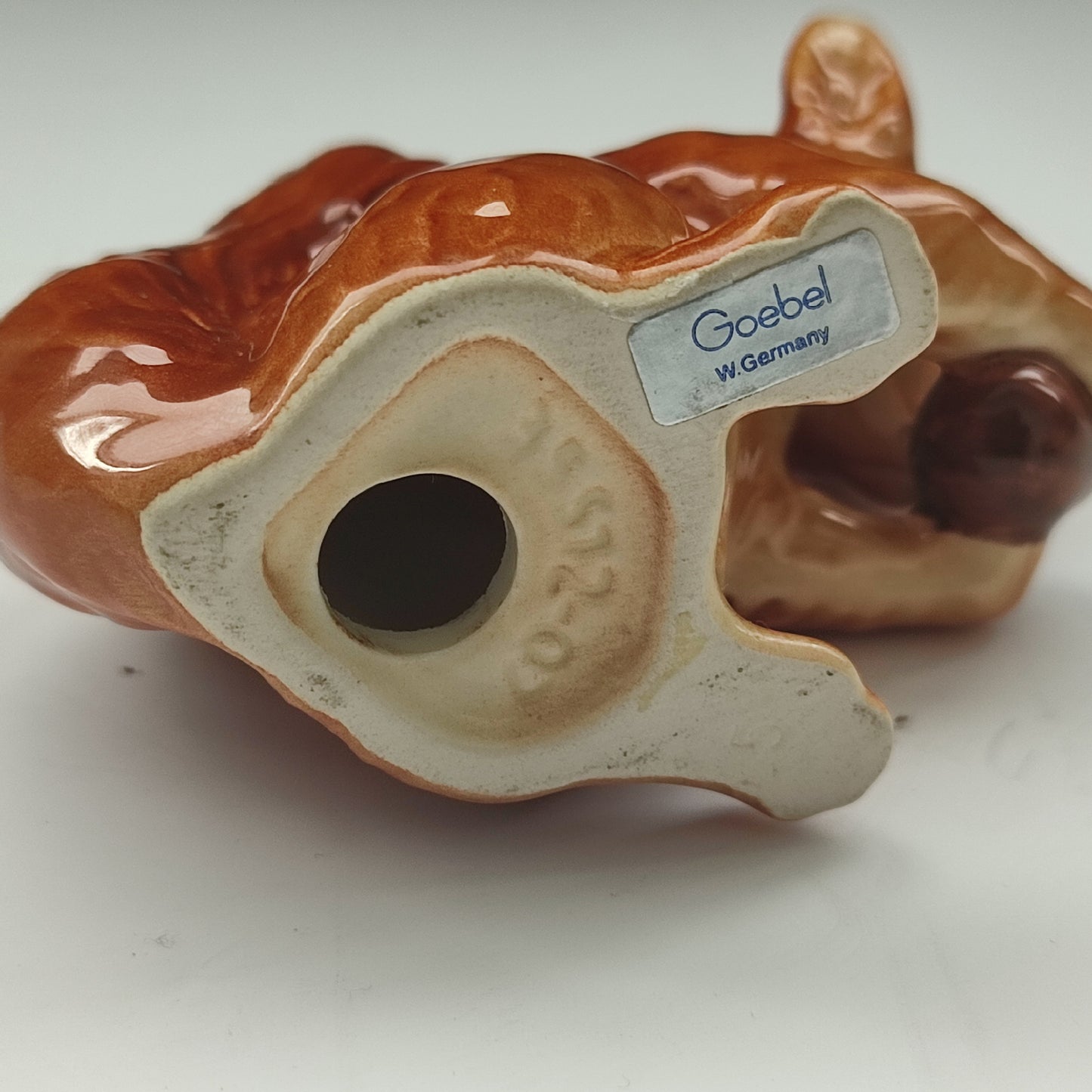 Miniatură Goebel din porțelan - veveriță cu ghindă, anii ’80