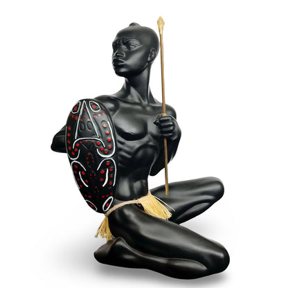 Figurină sculpturală războinic african cu scut pictat și suliță