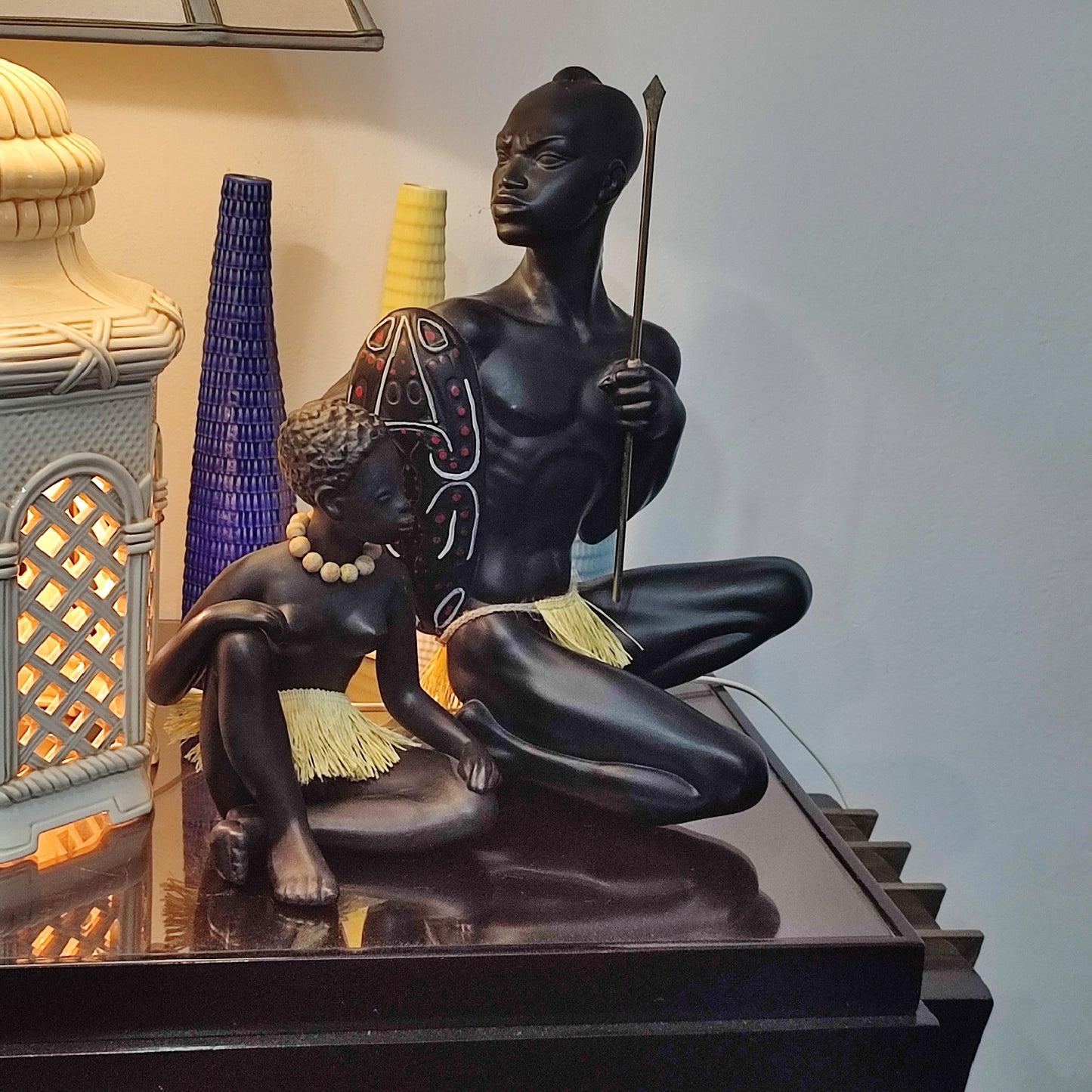 Figurină sculpturală războinic african cu scut pictat și suliță