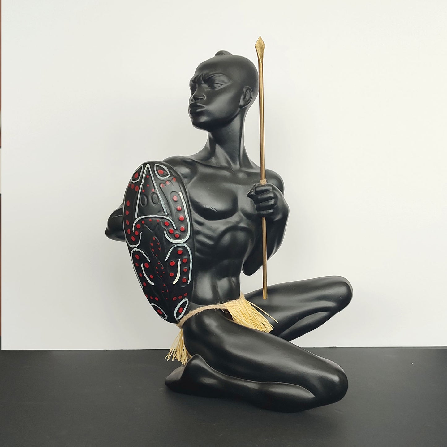 Figurină sculpturală războinic african cu scut pictat și suliță