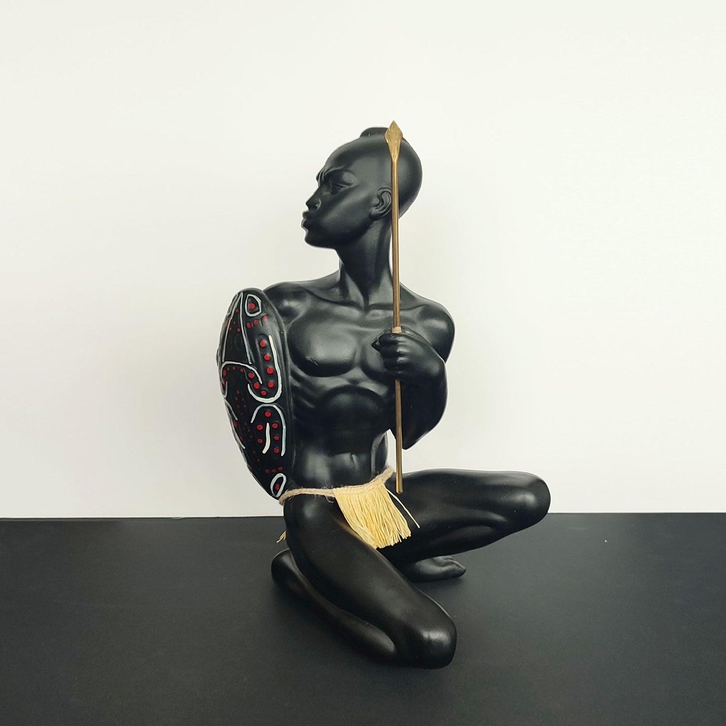 Figurină sculpturală războinic african cu scut pictat și suliță