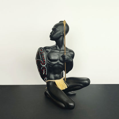 Figurină sculpturală războinic african cu scut pictat și suliță