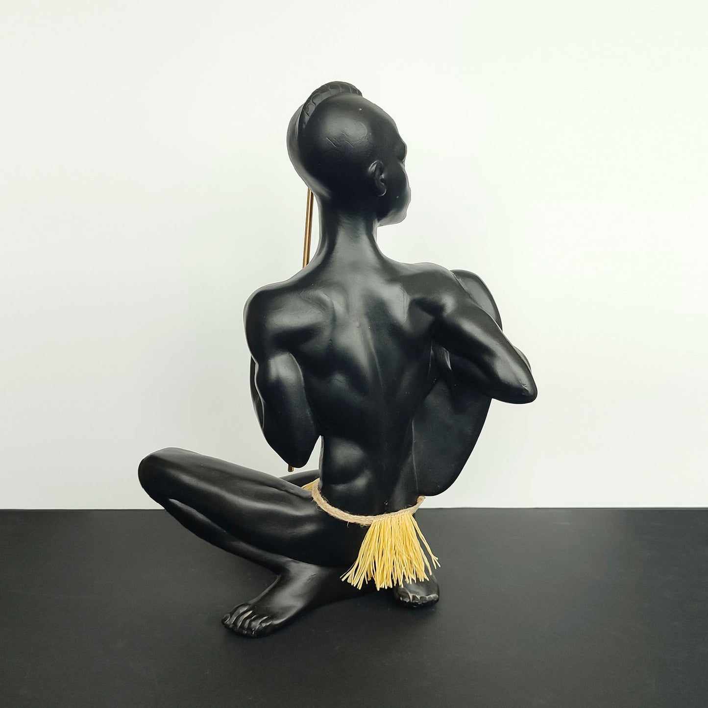 Figurină sculpturală războinic african cu scut pictat și suliță