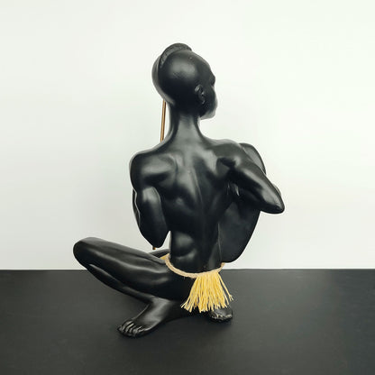 Figurină sculpturală războinic african cu scut pictat și suliță