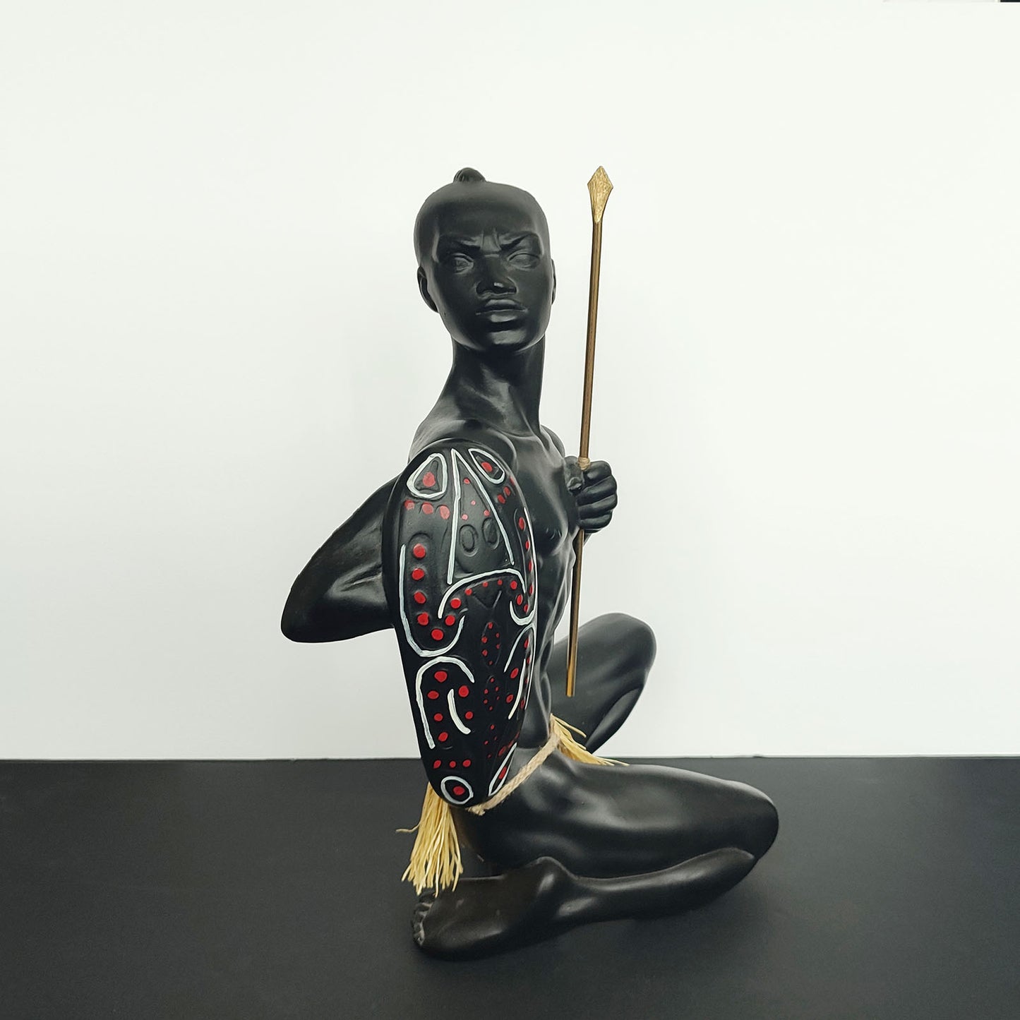 Figurină sculpturală războinic african cu scut pictat și suliță