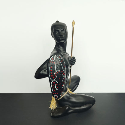 Figurină sculpturală războinic african cu scut pictat și suliță