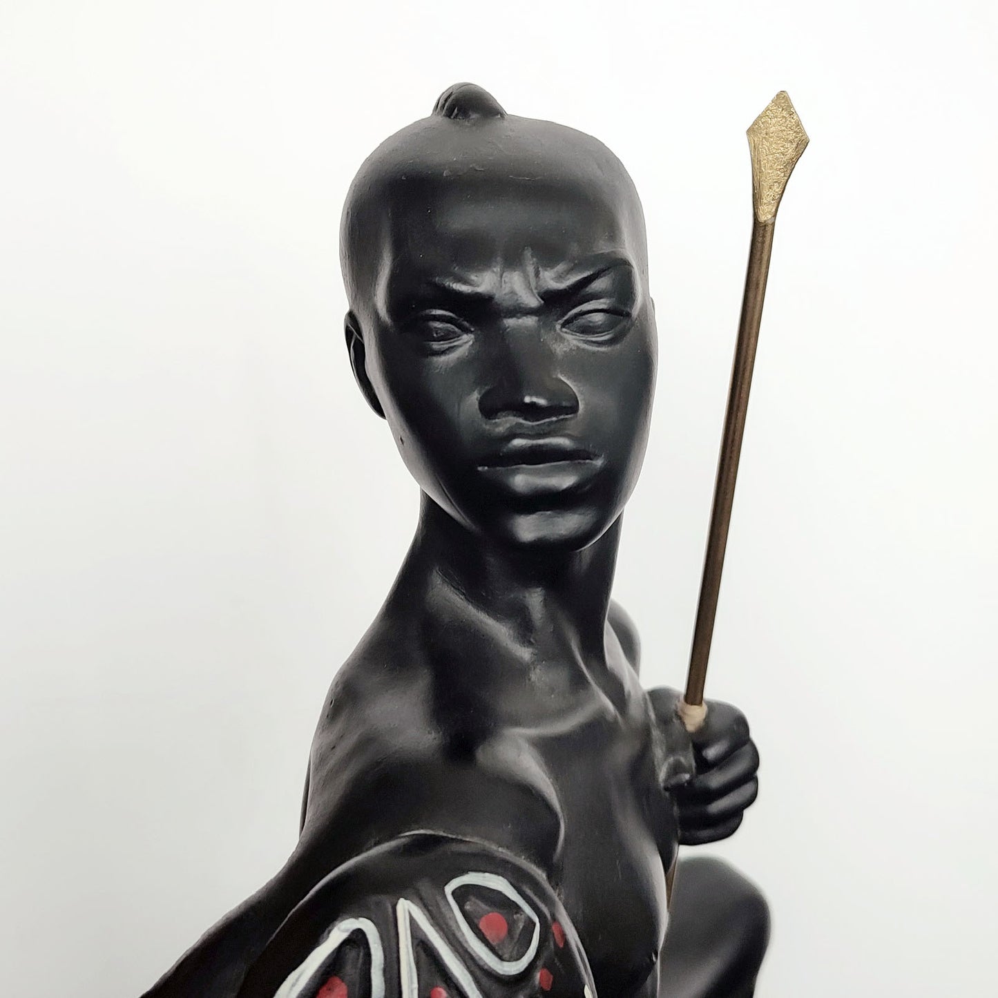 Figurină sculpturală războinic african cu scut pictat și suliță