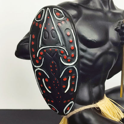 Figurină sculpturală războinic african cu scut pictat și suliță