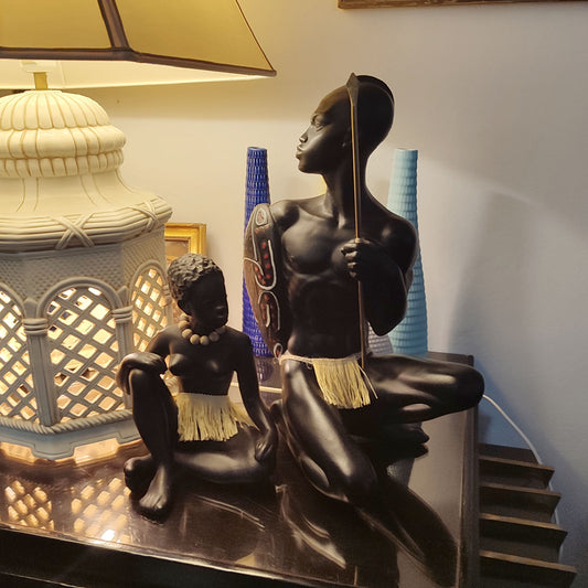 Figurină sculpturală războinic african cu scut pictat și suliță