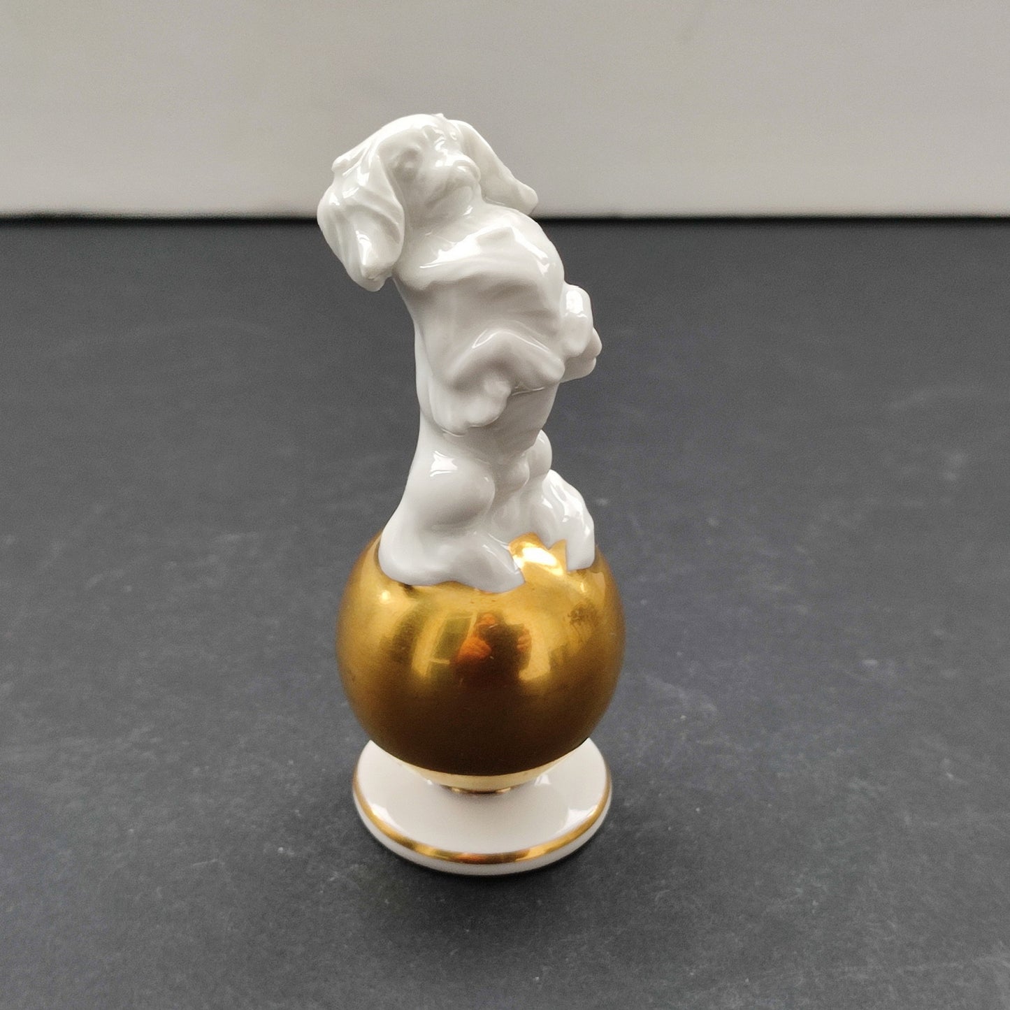 Figurină Rosenthal Pekinez pe Glob Auriu, circa 1935 - Porțelan Fin, Raritate Vintage