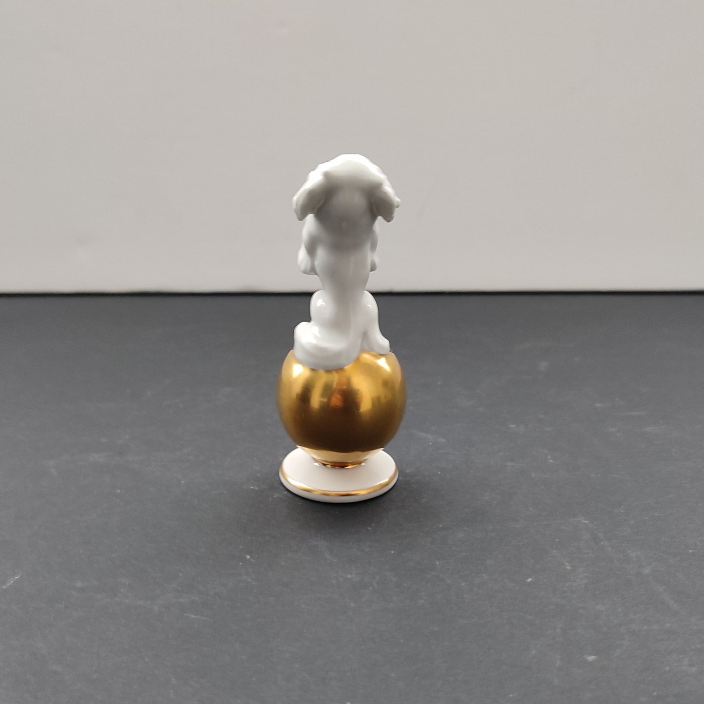 Figurină Rosenthal Pekinez pe Glob Auriu, circa 1935 - Porțelan Fin, Raritate Vintage