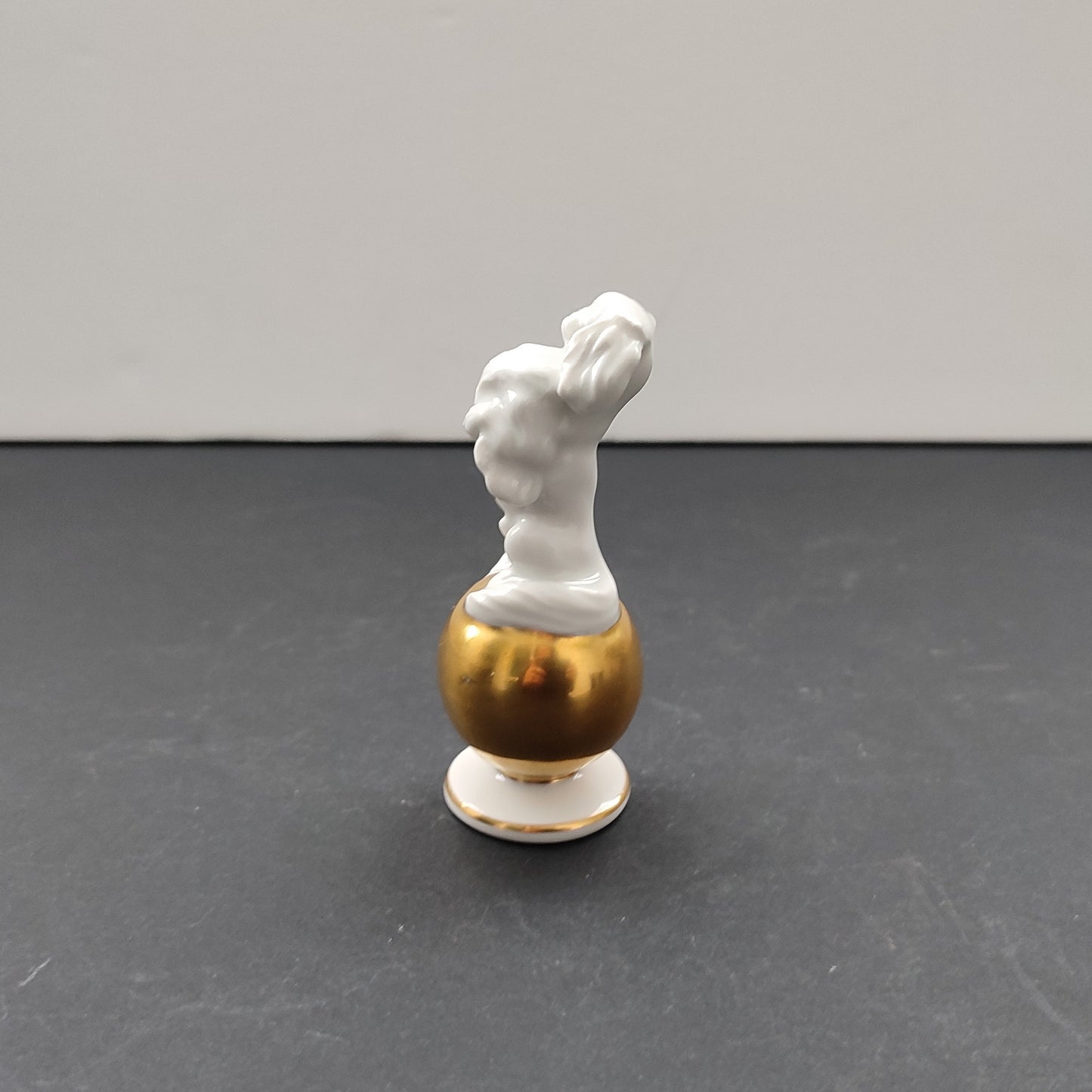 Figurină Rosenthal Pekinez pe Glob Auriu, circa 1935 - Porțelan Fin, Raritate Vintage