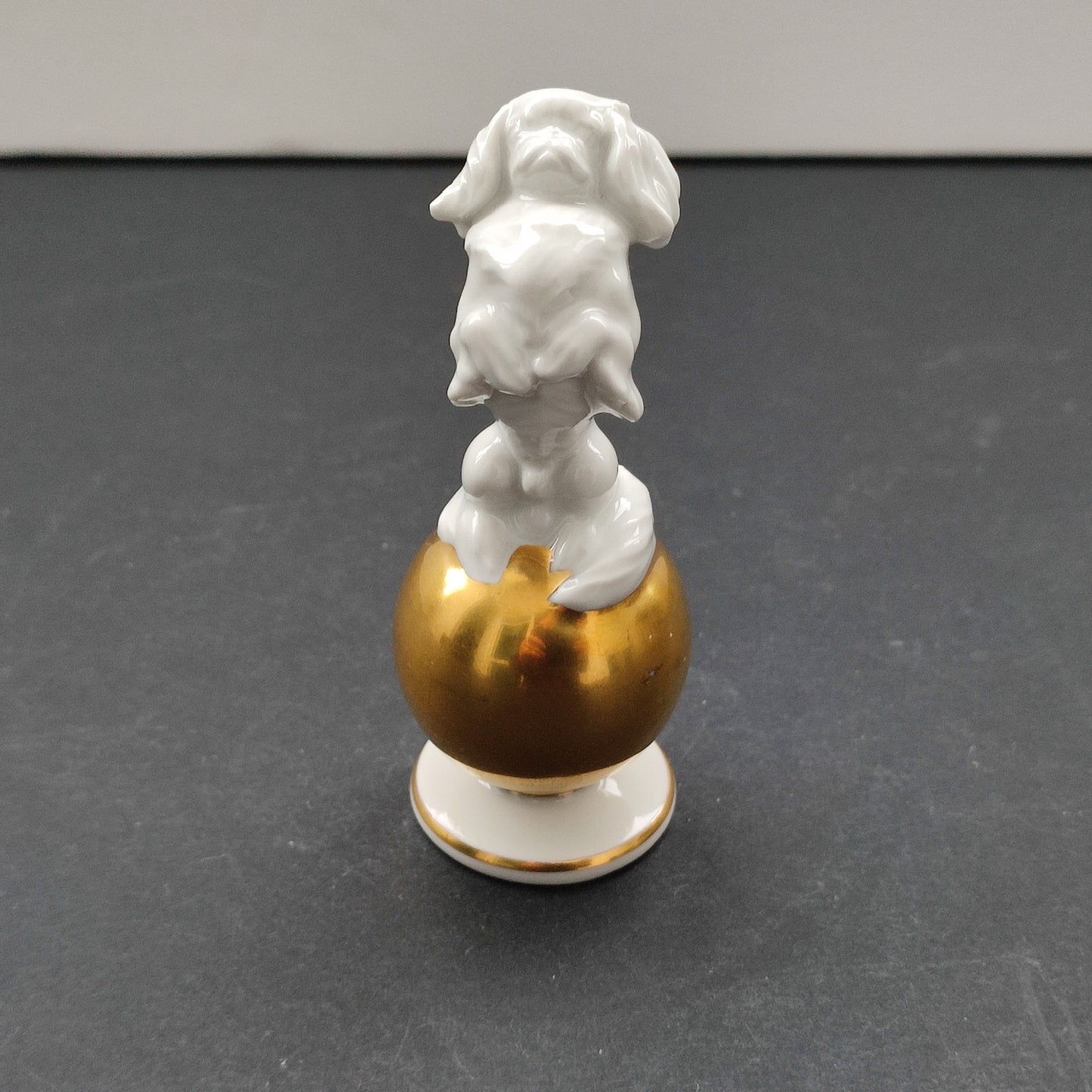 Figurină Rosenthal Pekinez pe Glob Auriu, circa 1935 - Porțelan Fin, Raritate Vintage