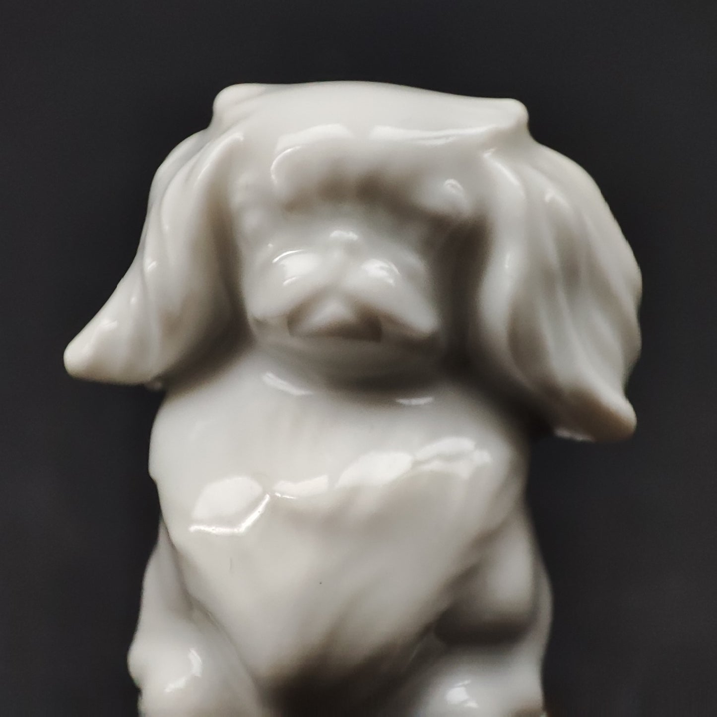 Figurină Rosenthal Pekinez pe Glob Auriu, circa 1935 - Porțelan Fin, Raritate Vintage