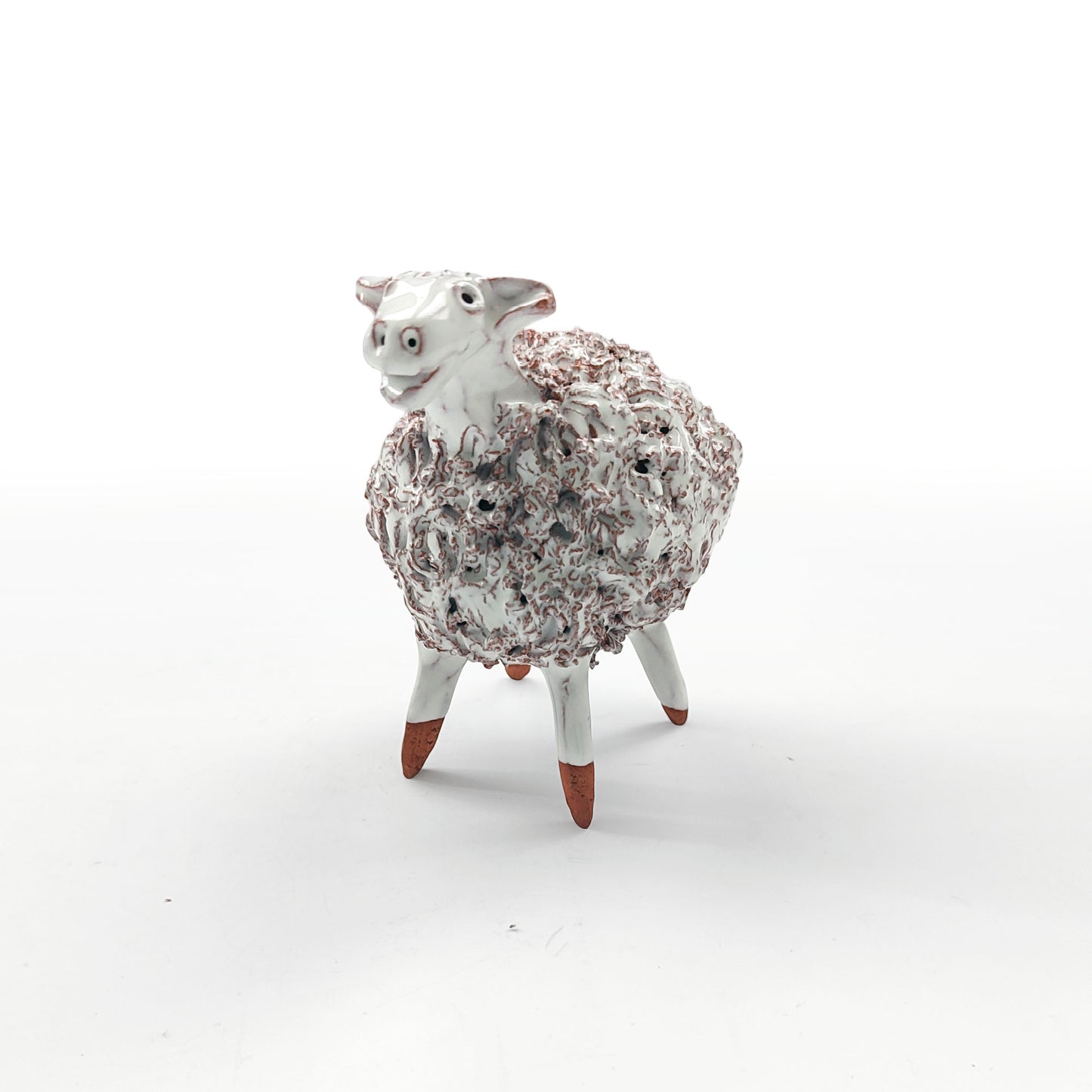 Figurina vintage din ceramică - miel alb cu textură sculpturală