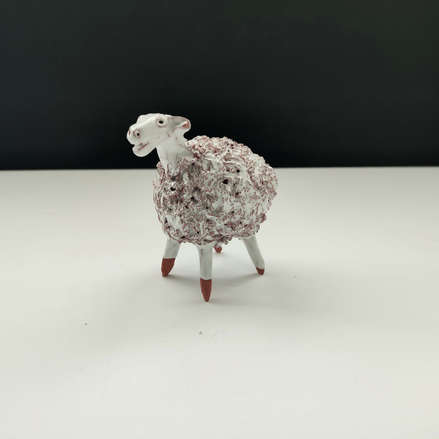 Figurina vintage din ceramică - miel alb cu textură sculpturală