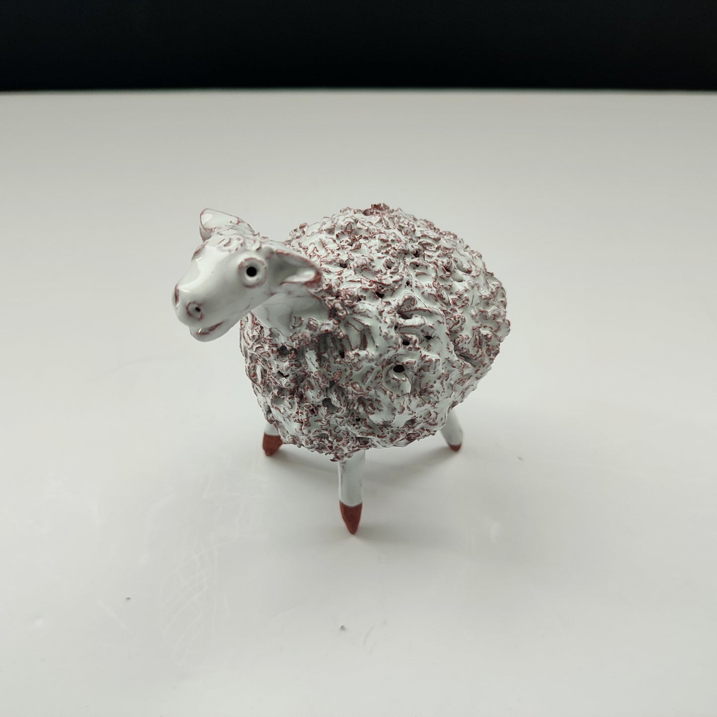 Figurina vintage din ceramică - miel alb cu textură sculpturală