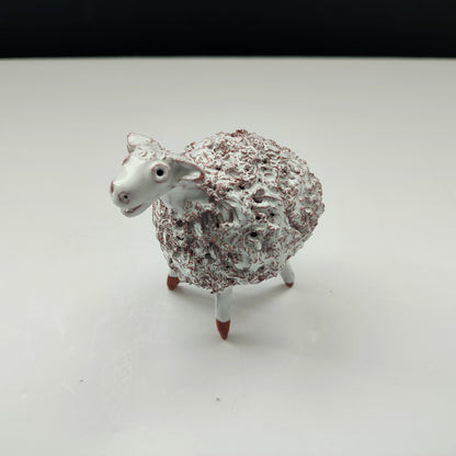 Figurina vintage din ceramică - miel alb cu textură sculpturală