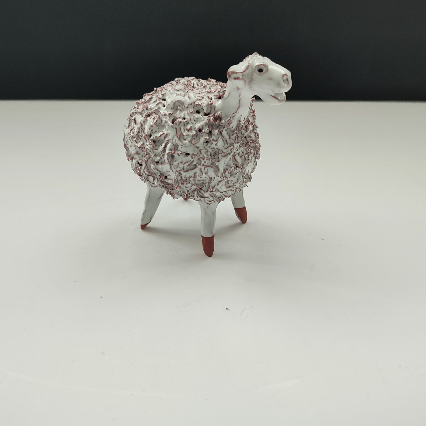Figurina vintage din ceramică - miel alb cu textură sculpturală