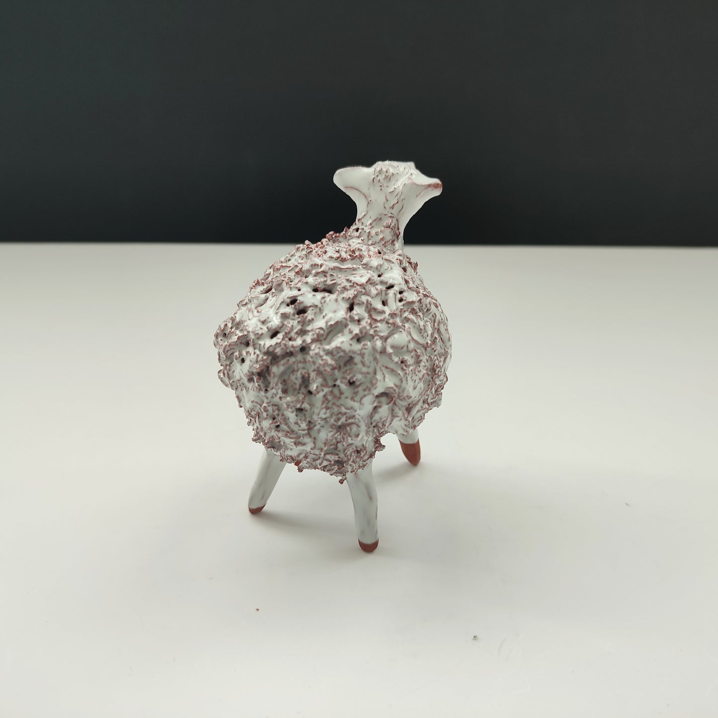 Figurina vintage din ceramică - miel alb cu textură sculpturală