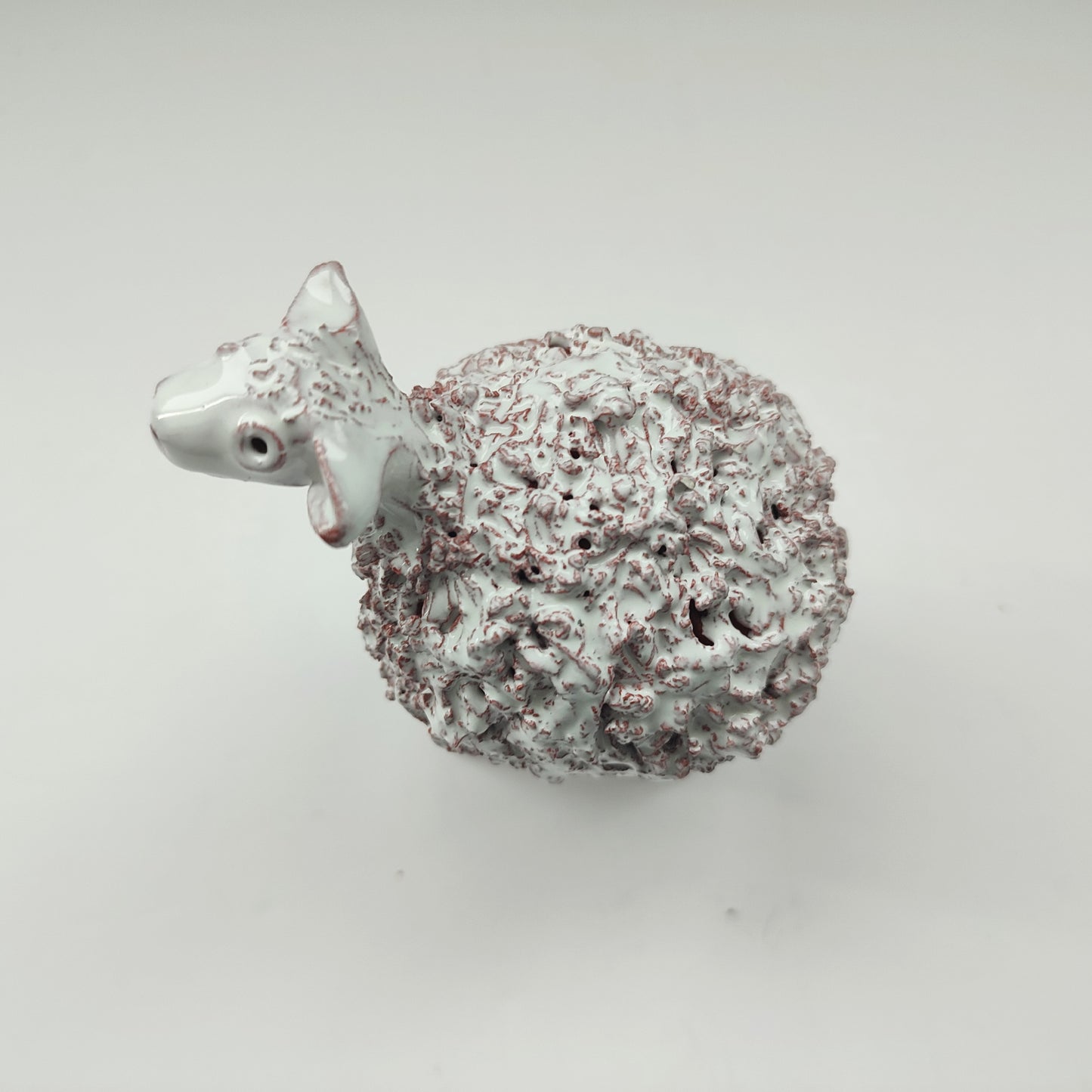 Figurina vintage din ceramică - miel alb cu textură sculpturală