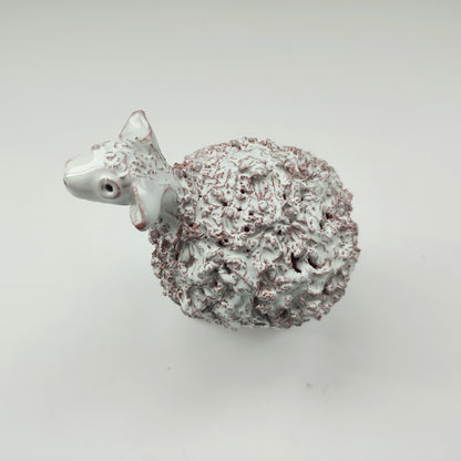Figurina vintage din ceramică - miel alb cu textură sculpturală