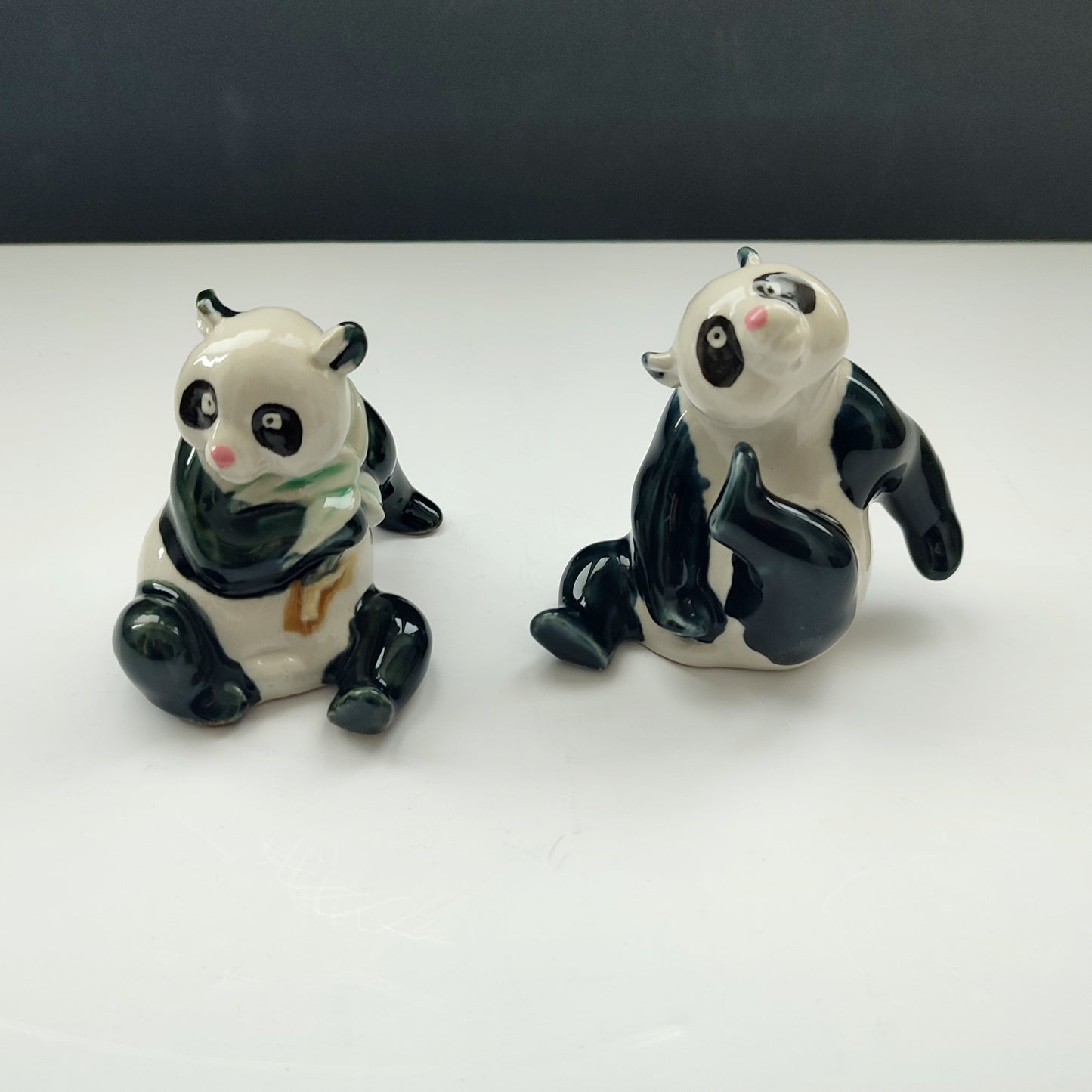 Ecouri din porțelan fin chinezesc - doi panda mici și jucăuși