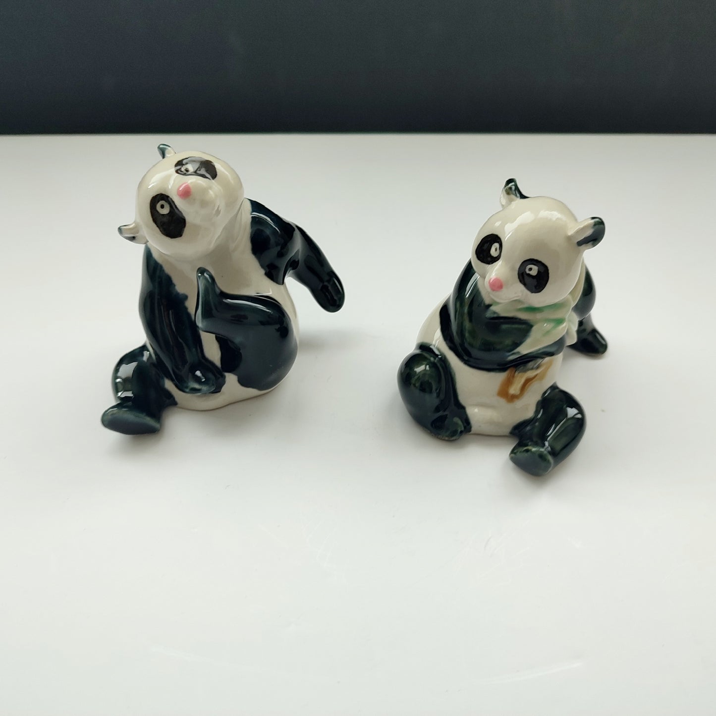 Ecouri din porțelan fin chinezesc - doi panda mici și jucăuși