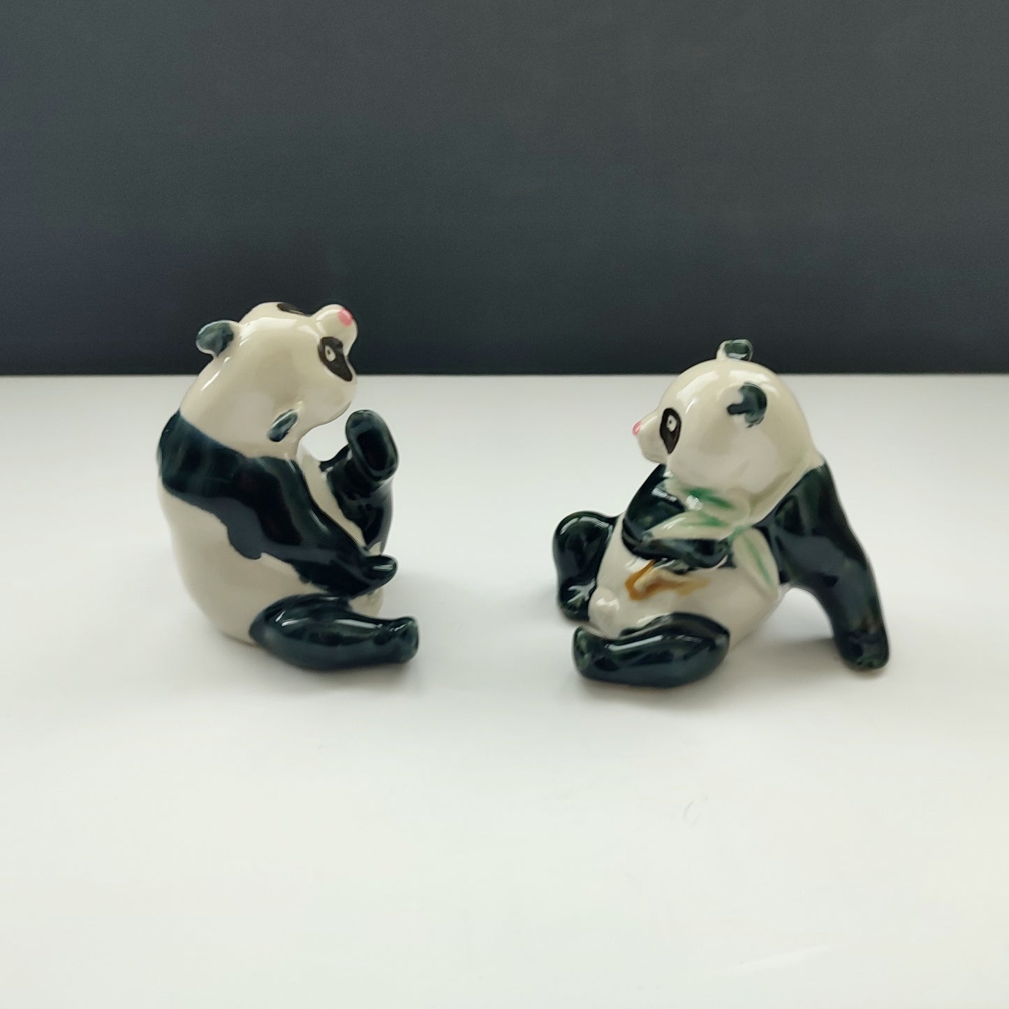 Ecouri din porțelan fin chinezesc - doi panda mici și jucăuși