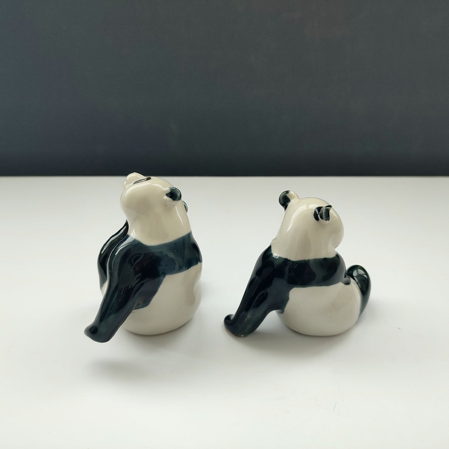 Ecouri din porțelan fin chinezesc - doi panda mici și jucăuși