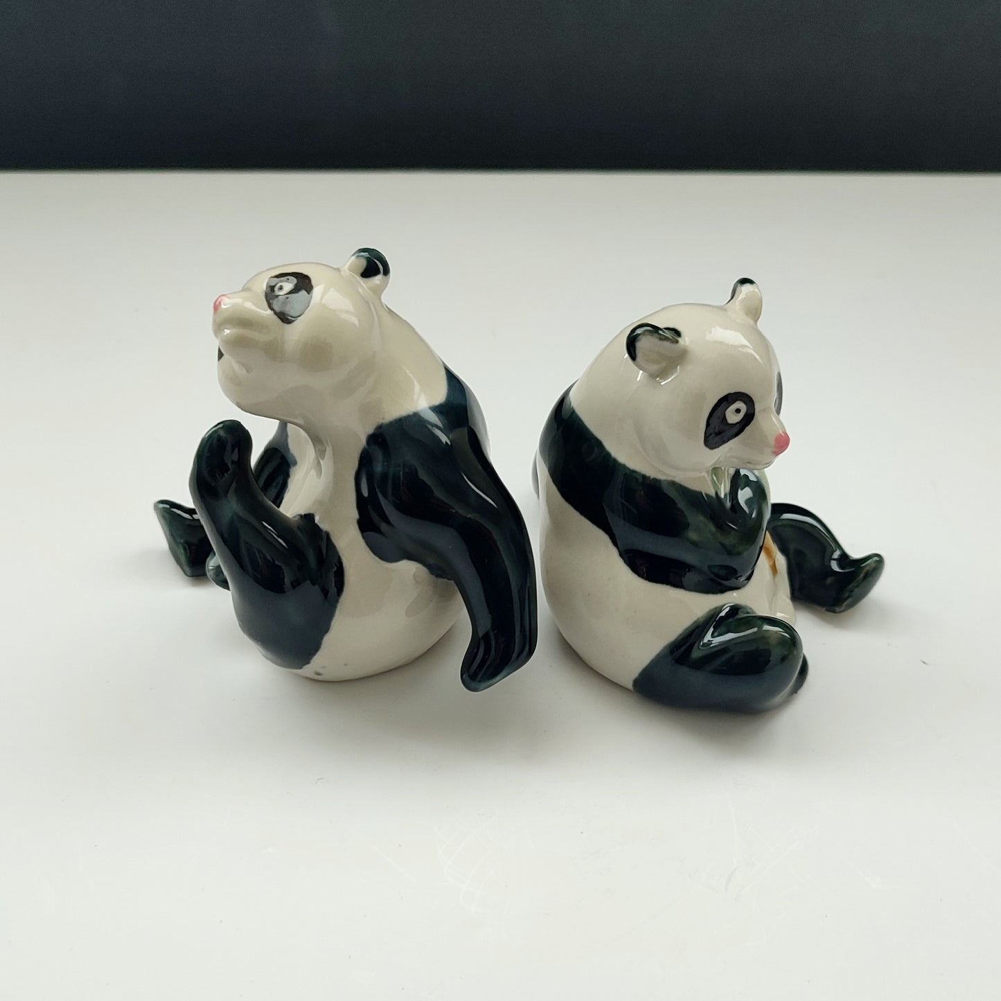 Ecouri din porțelan fin chinezesc - doi panda mici și jucăuși