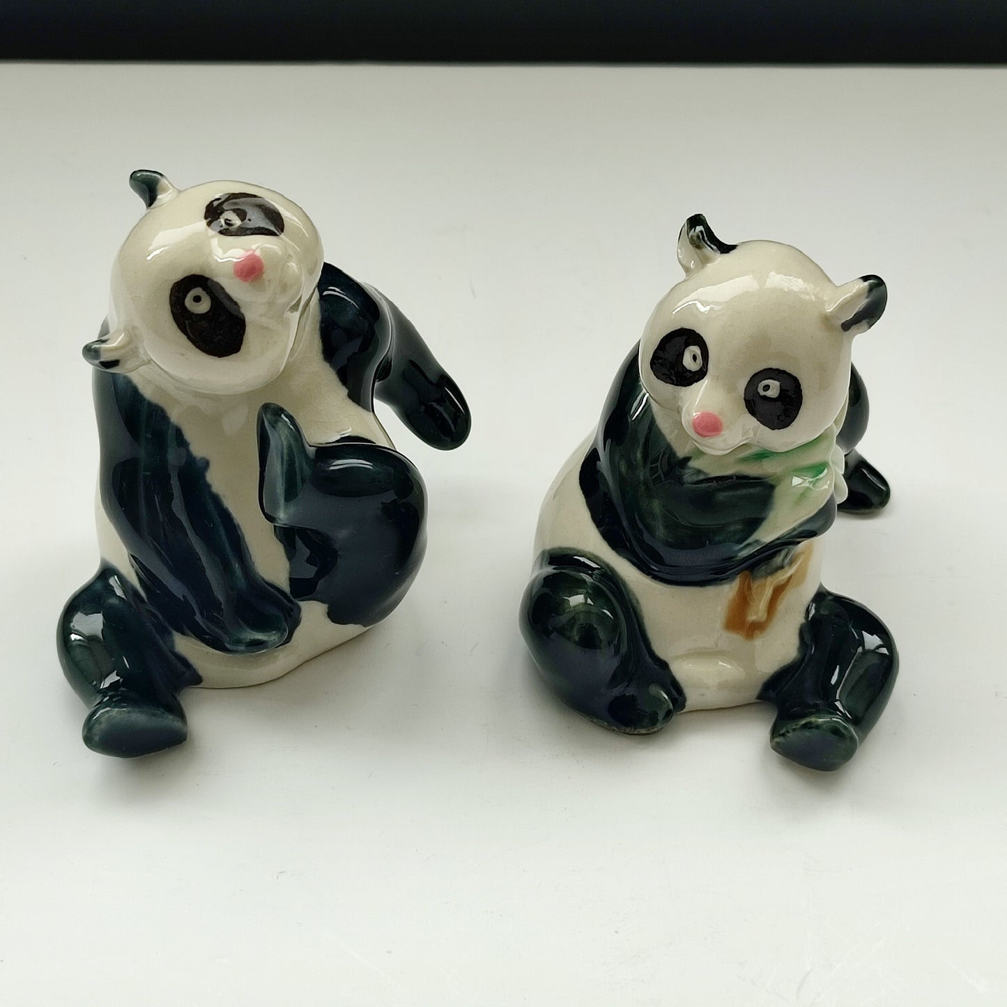 Ecouri din porțelan fin chinezesc - doi panda mici și jucăuși