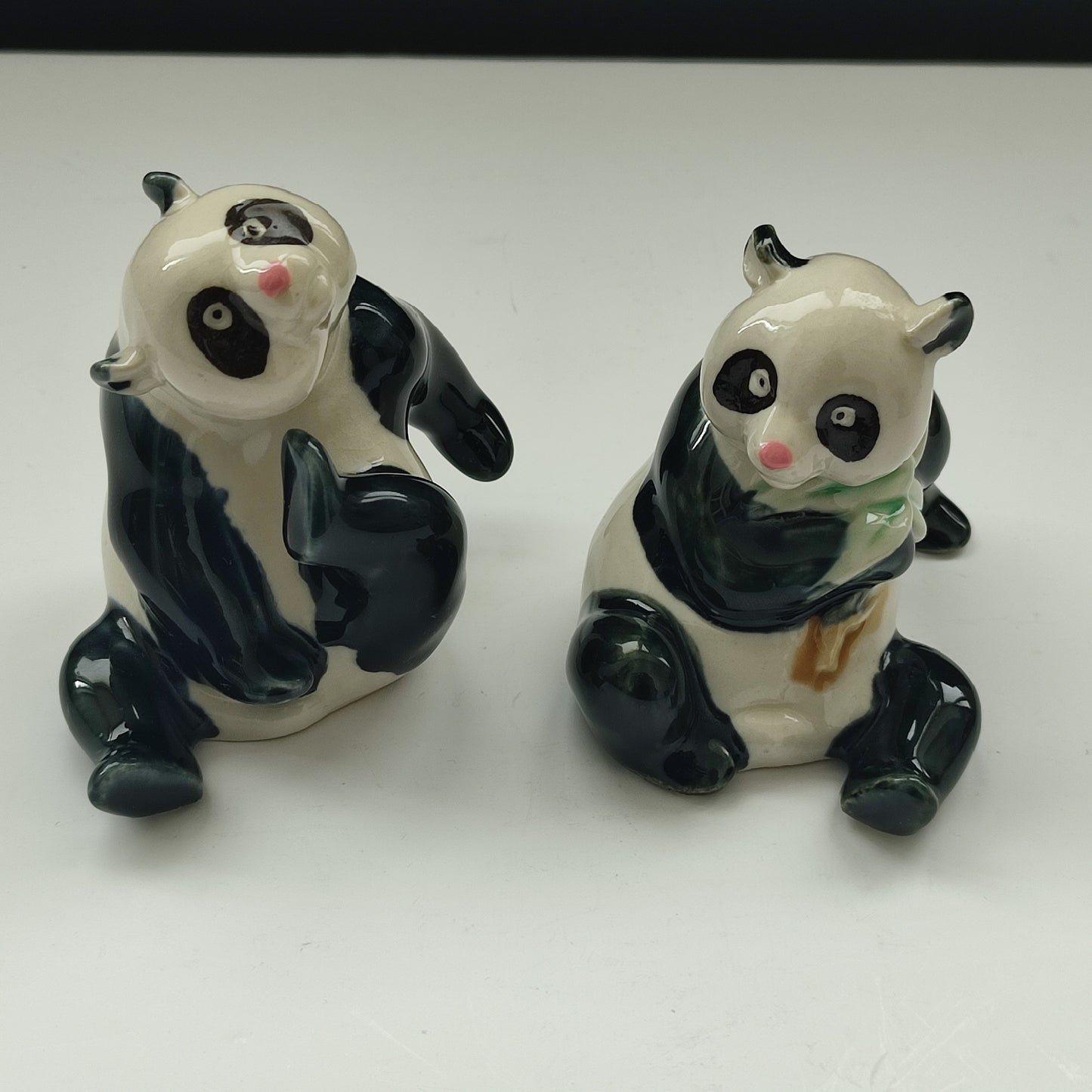 Ecouri din porțelan fin chinezesc - doi panda mici și jucăuși