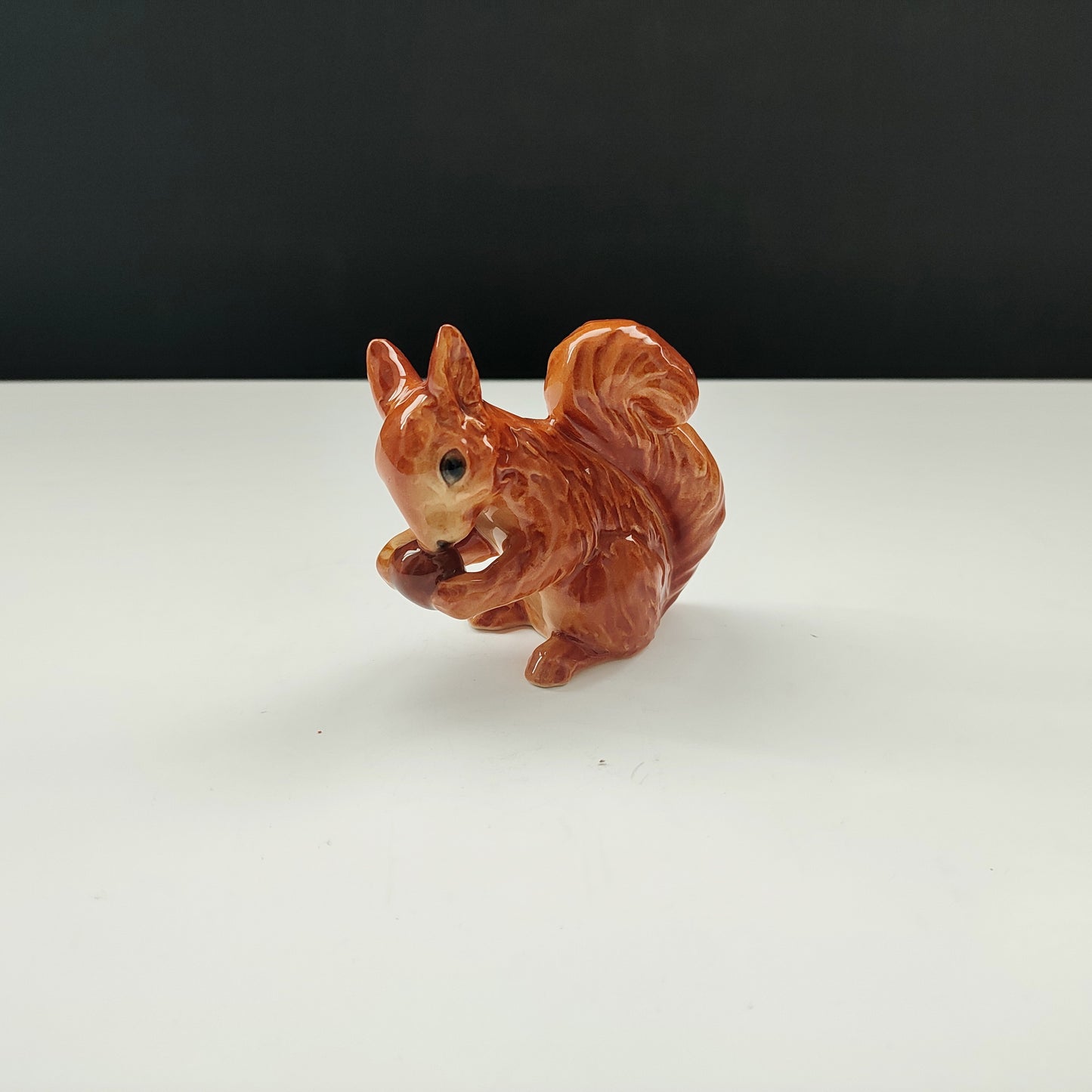 Miniatură Goebel din porțelan - veveriță cu ghindă, anii ’80