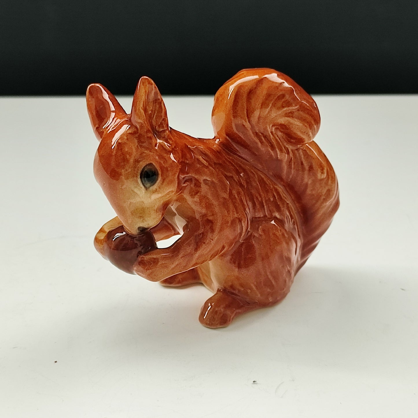 Miniatură Goebel din porțelan - veveriță cu ghindă, anii ’80