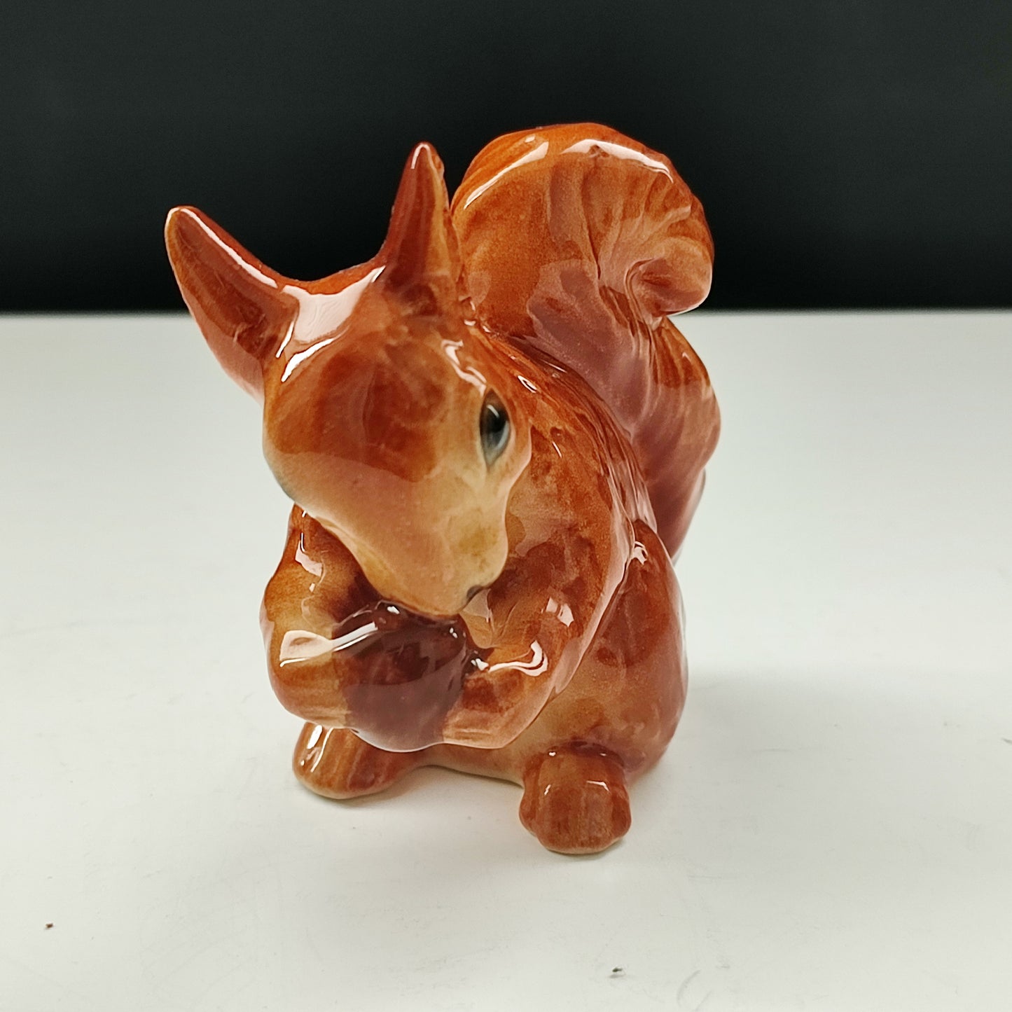Miniatură Goebel din porțelan - veveriță cu ghindă, anii ’80