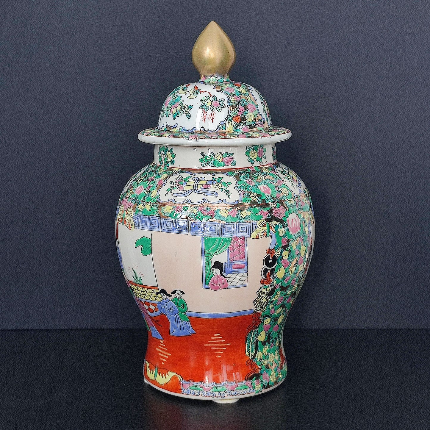Vază mare chinezească cu capac, decor Famille Rose