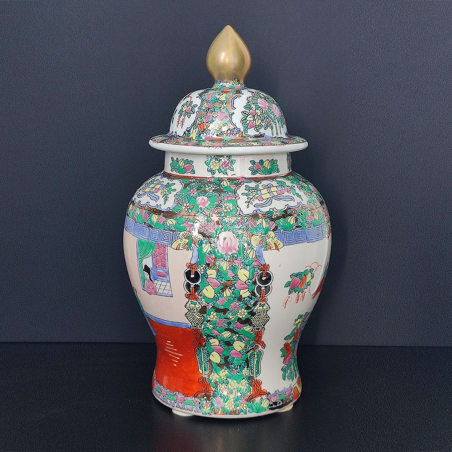 Vază mare chinezească cu capac, decor Famille Rose