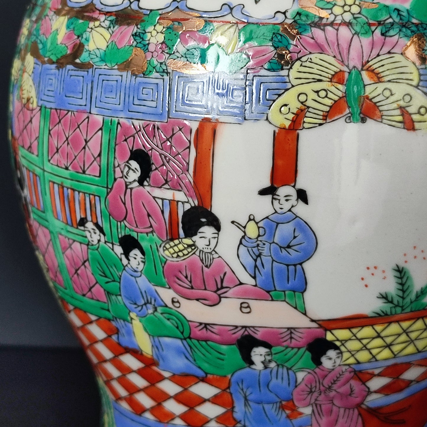 Vază mare chinezească cu capac, decor Famille Rose