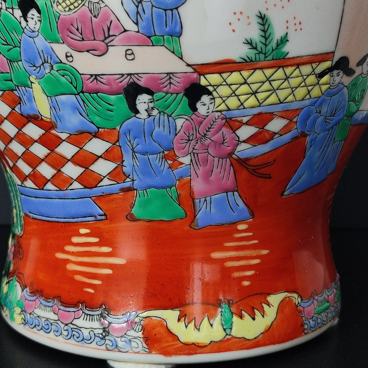 Vază mare chinezească cu capac, decor Famille Rose