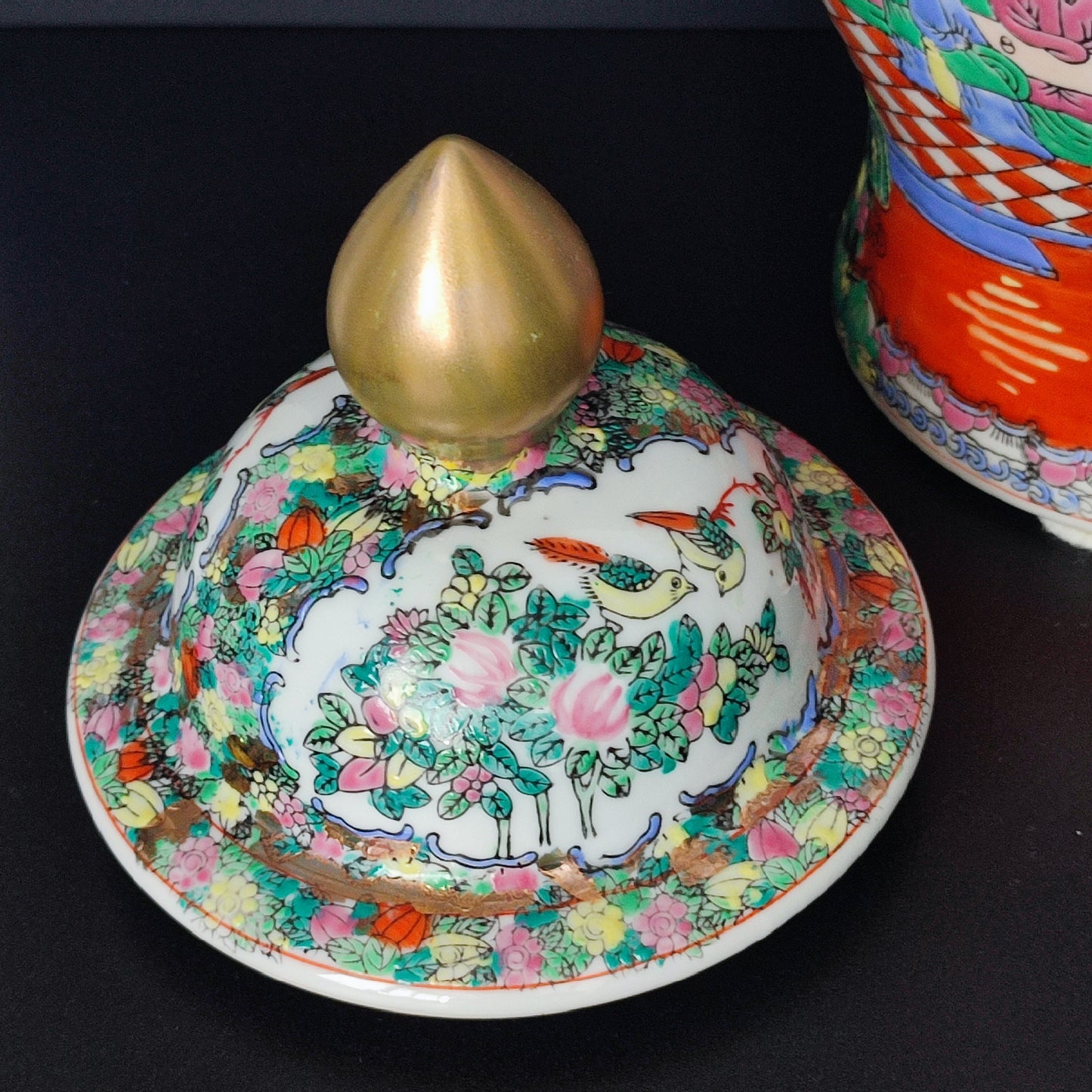 Vază mare chinezească cu capac, decor Famille Rose