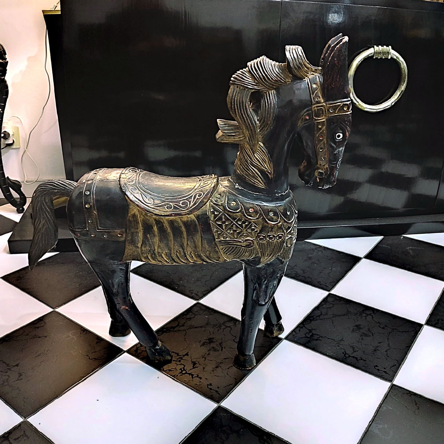 Cal maiestuos - sculptat in lemn masiv și pictat manual