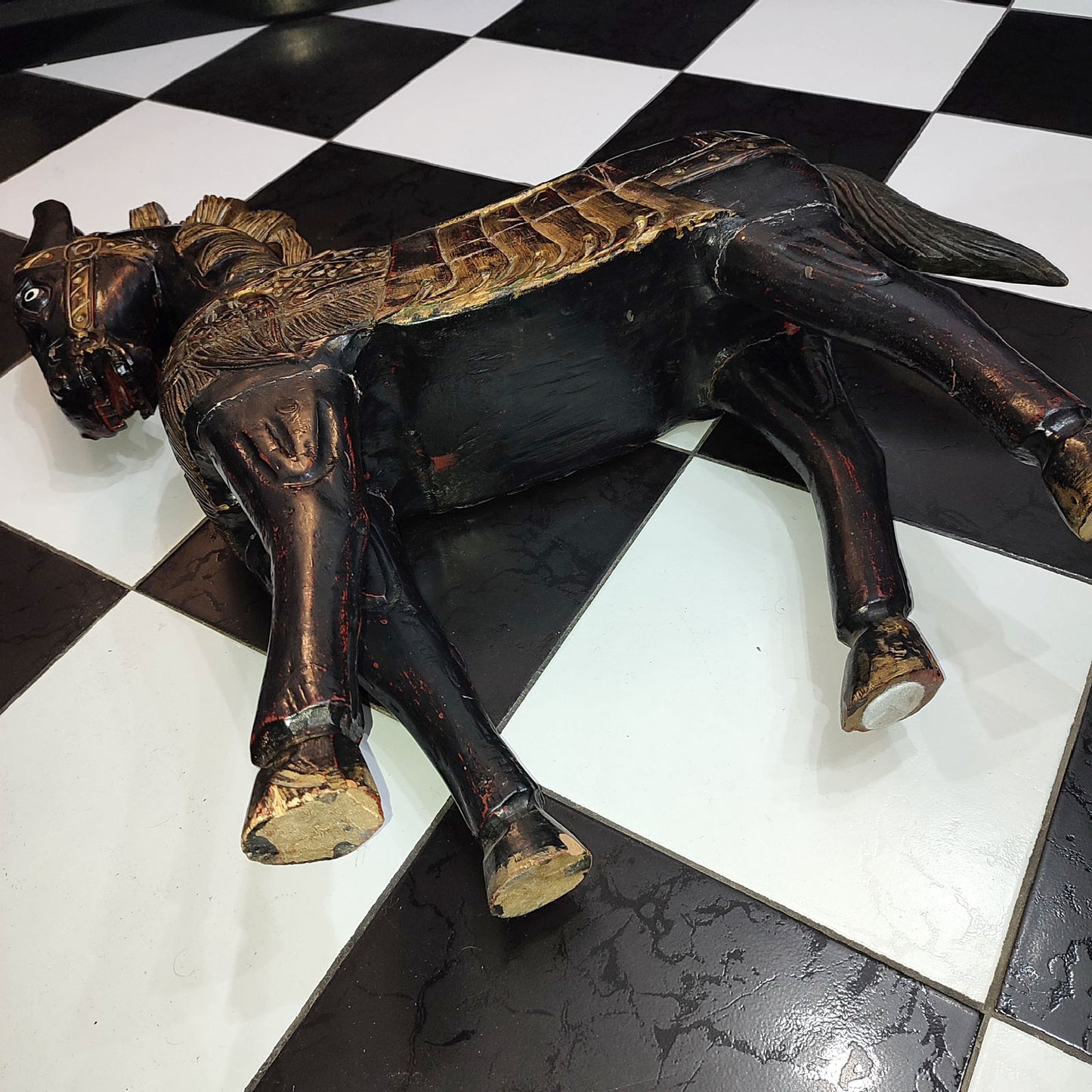 Cal maiestuos - sculptat in lemn masiv și pictat manual