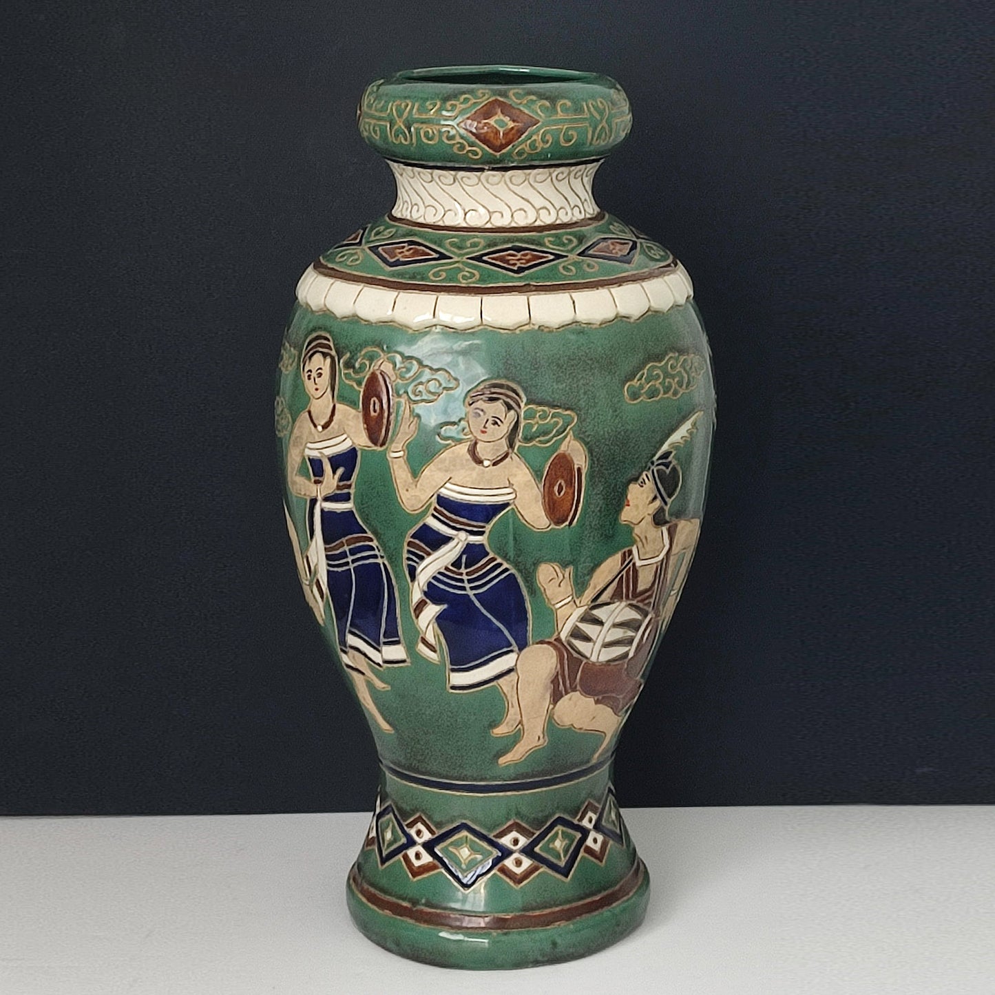 Vază decorativă din ceramică pictată
