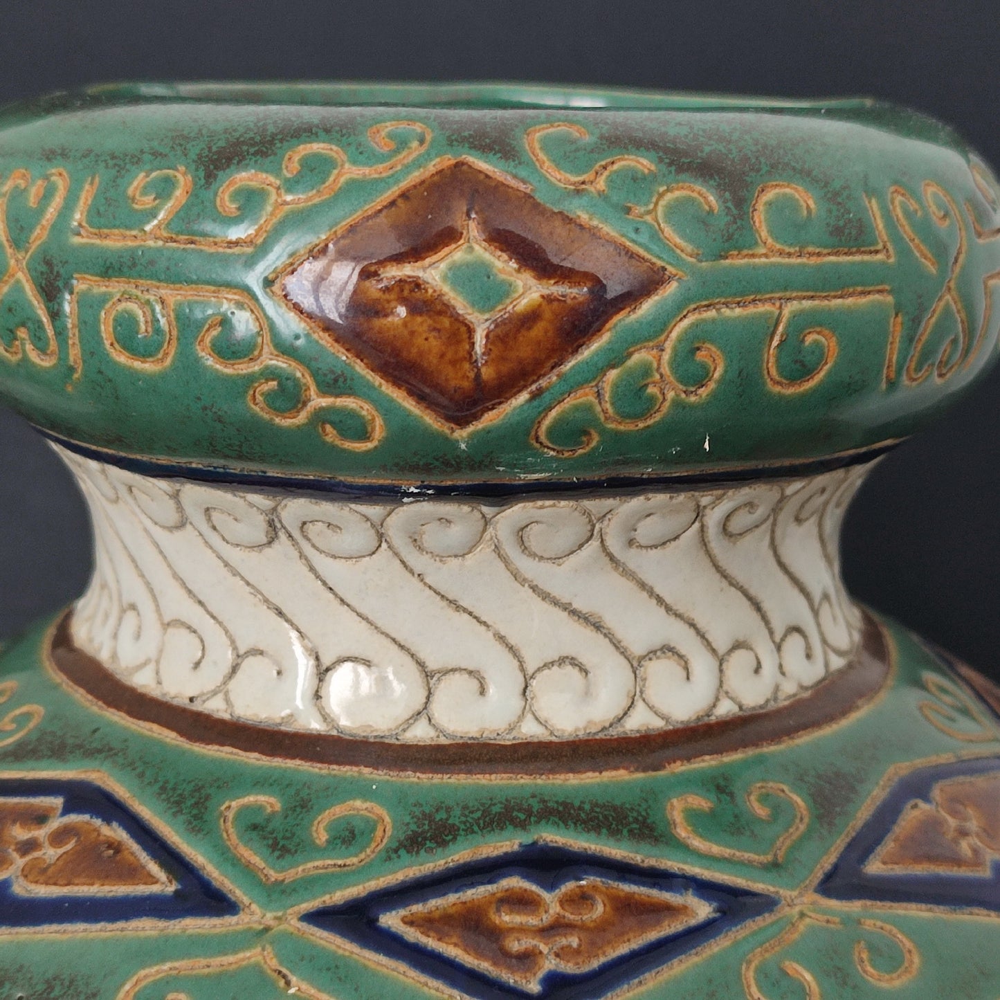 Vază decorativă din ceramică pictată