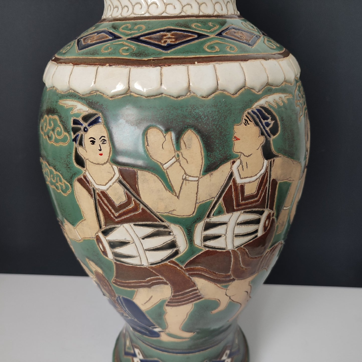 Vază decorativă din ceramică pictată