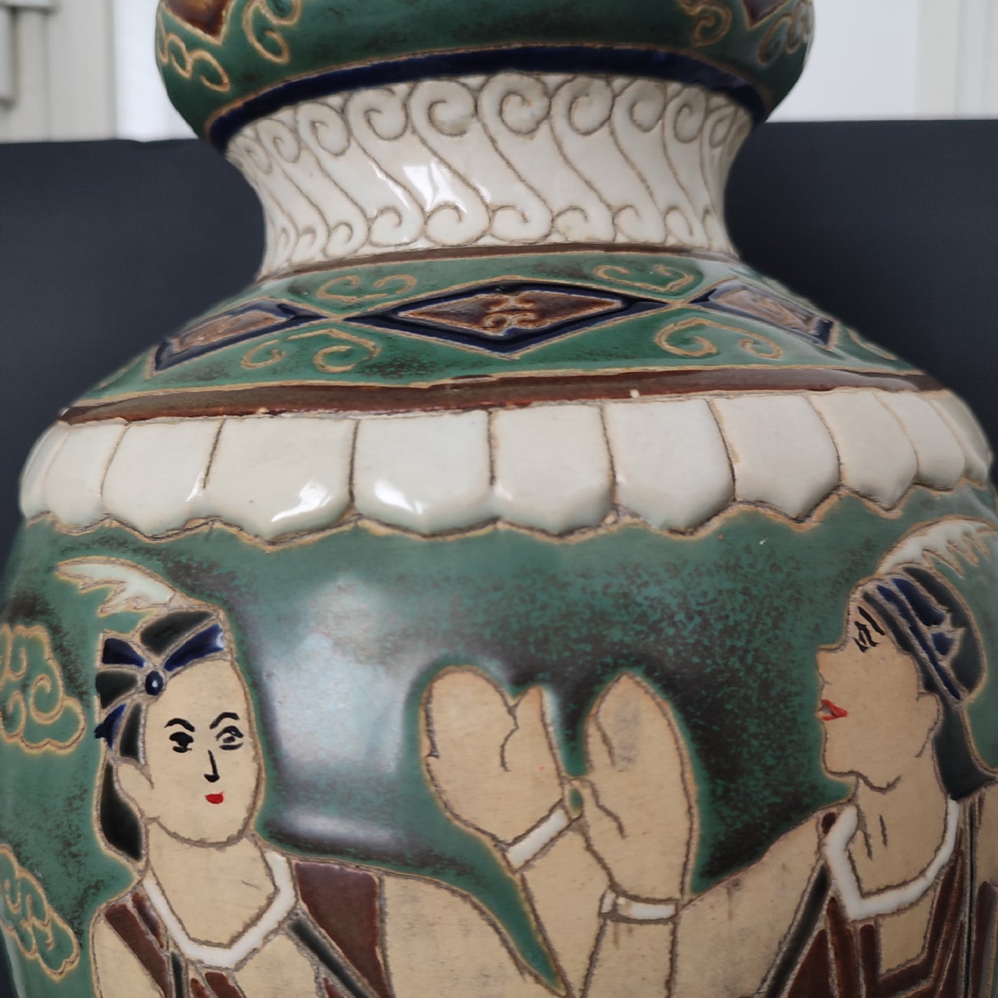 Vază decorativă din ceramică pictată