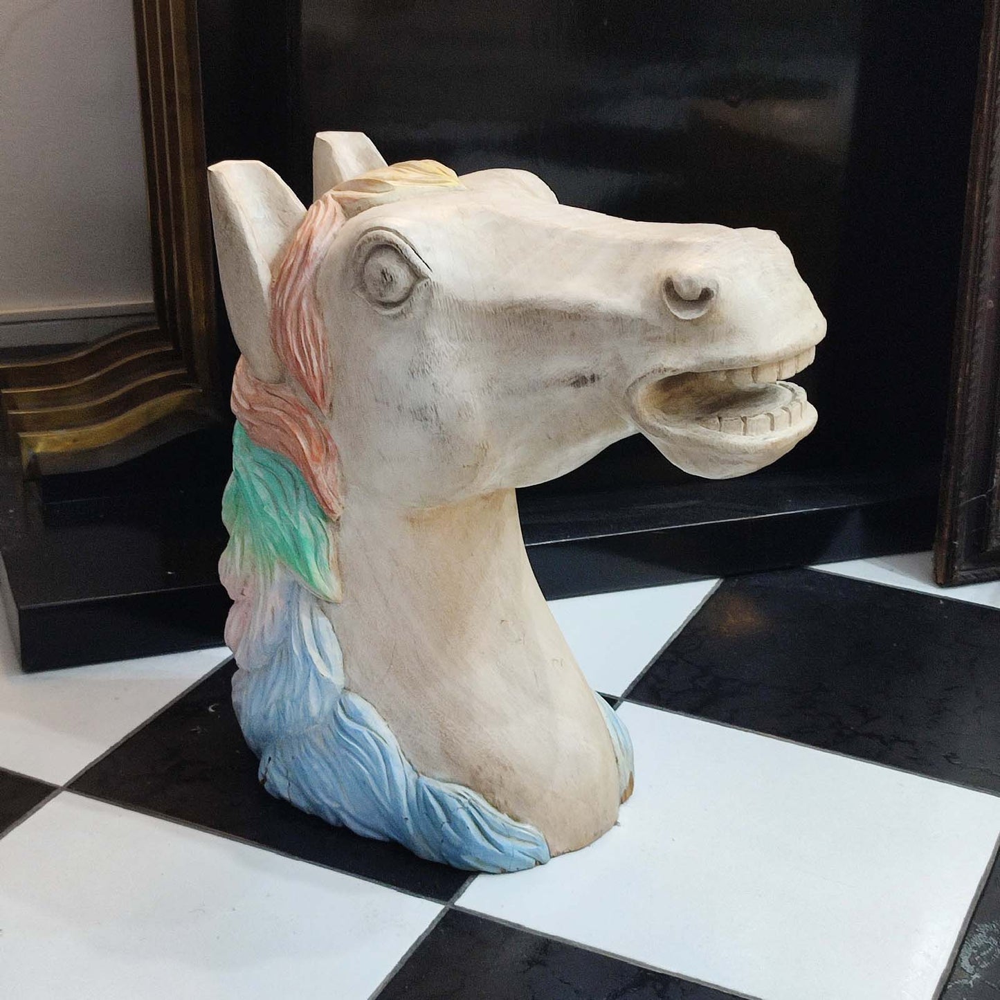 Cap de cal - sculptură în lemn, pictată în nuanțe pastel