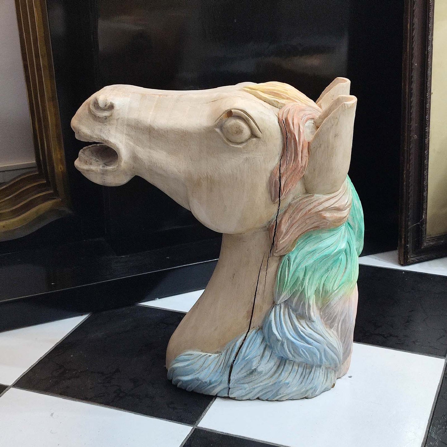 Cap de cal - sculptură în lemn, pictată în nuanțe pastel